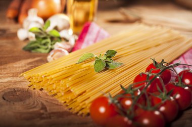 Makarna malzemeler ahşap arka plan üzerinde