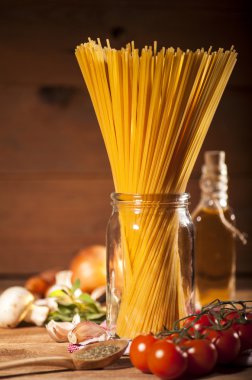 Makarna malzemeler ahşap arka plan üzerinde