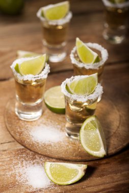 Altın tekila limon meyve ile