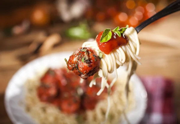 Makaron spaghetti z klopsikami — Zdjęcie stockowe