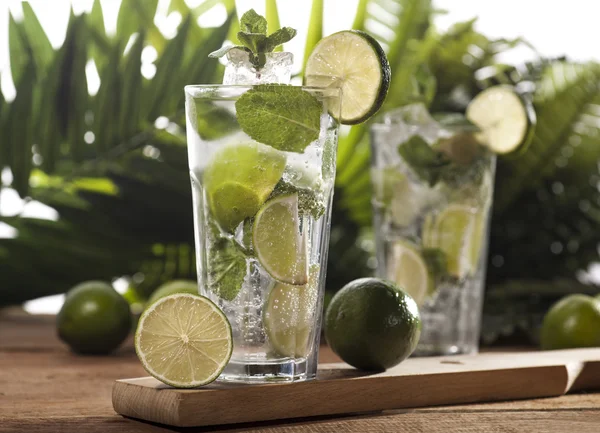 Mojito cocktail op tropische achtergrond — Stockfoto