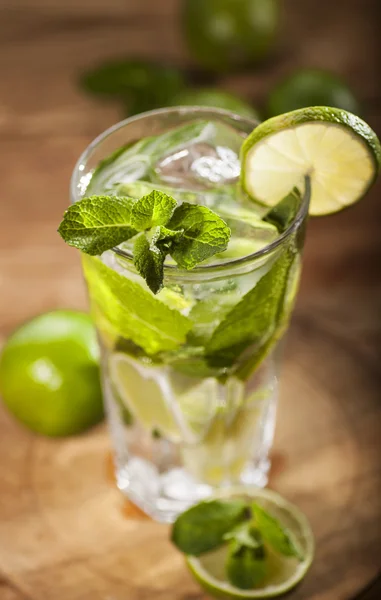 Mojito cocktail on wooden background — Stock Photo, Image