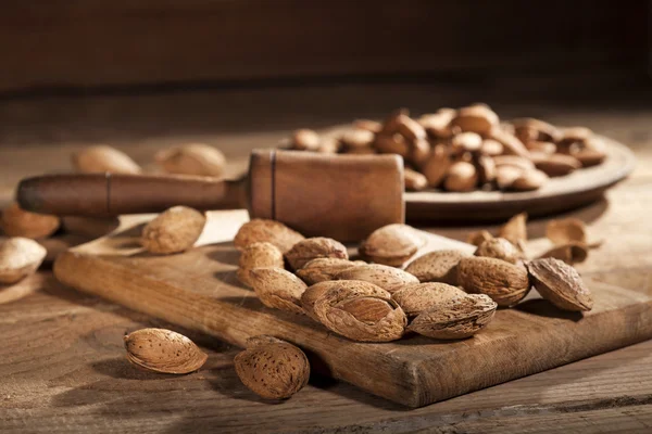 Миндальные орехи на деревянном фоне — стоковое фото