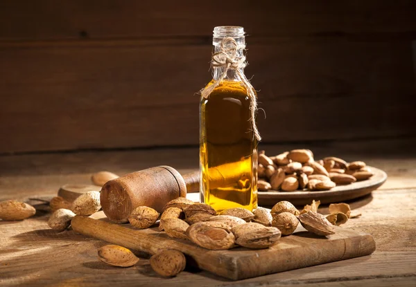 Aceite de almendra sobre un fondo de madera viejo —  Fotos de Stock