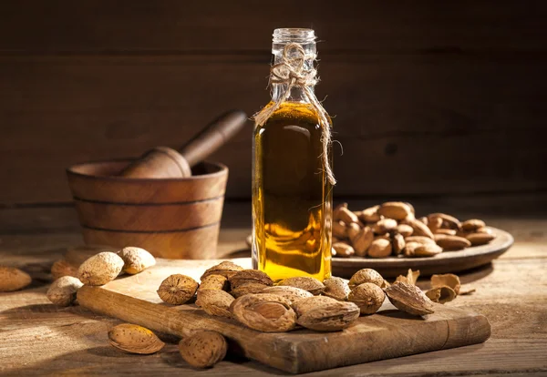 Aceite de almendra sobre un fondo de madera viejo —  Fotos de Stock