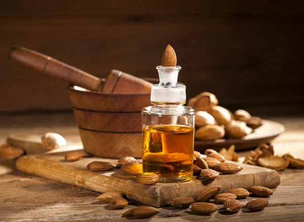 Aceite de almendra sobre un fondo de madera viejo —  Fotos de Stock