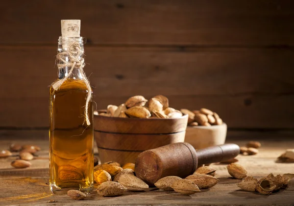 Aceite de almendra sobre un fondo de madera viejo —  Fotos de Stock