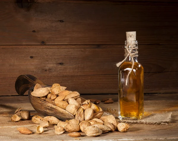 Aceite de almendra sobre un fondo de madera viejo —  Fotos de Stock