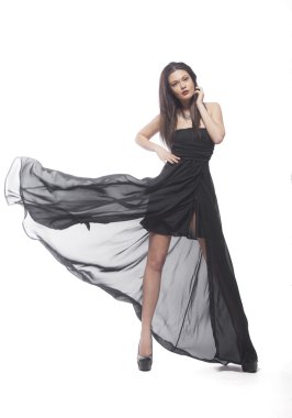 Siyah elbiseli esmer kadın.