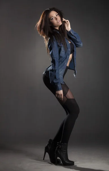 Femme brune en collants et veste en jean — Photo