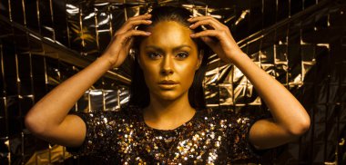 Altın makyaj ve bodyart kadın ile