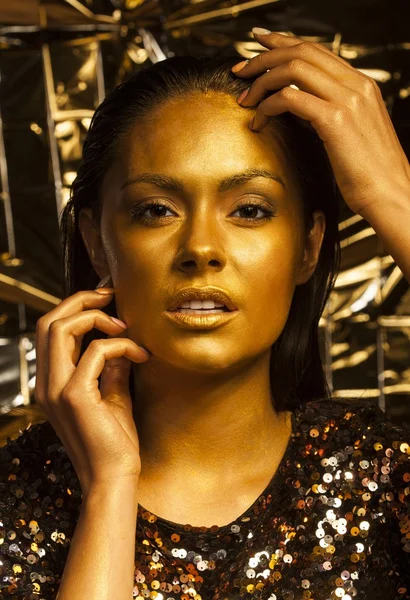 Mujer con maquillaje dorado y bodyart —  Fotos de Stock