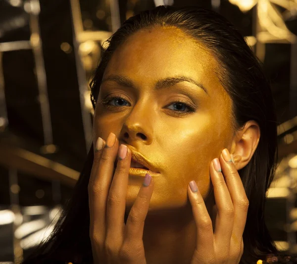 Mujer con maquillaje dorado y bodyart —  Fotos de Stock