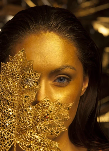 Mujer con maquillaje dorado y bodyart —  Fotos de Stock