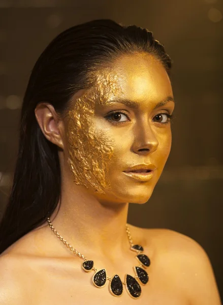 Mujer con maquillaje dorado y bodyart —  Fotos de Stock