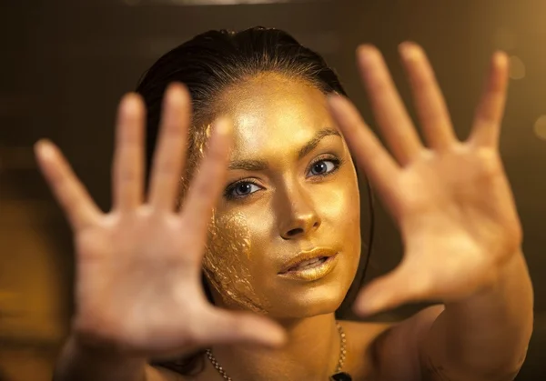 Frau mit goldenem Make-up und Bodyart — Stockfoto