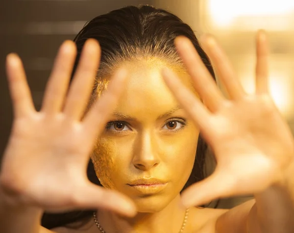 Frau mit goldenem Make-up und Bodyart — Stockfoto