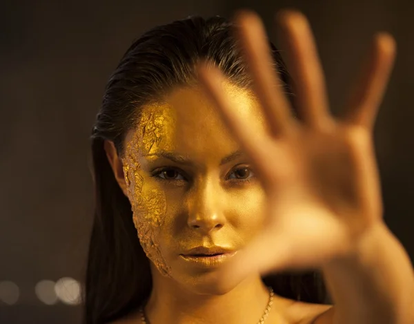 Mujer con maquillaje dorado y bodyart —  Fotos de Stock