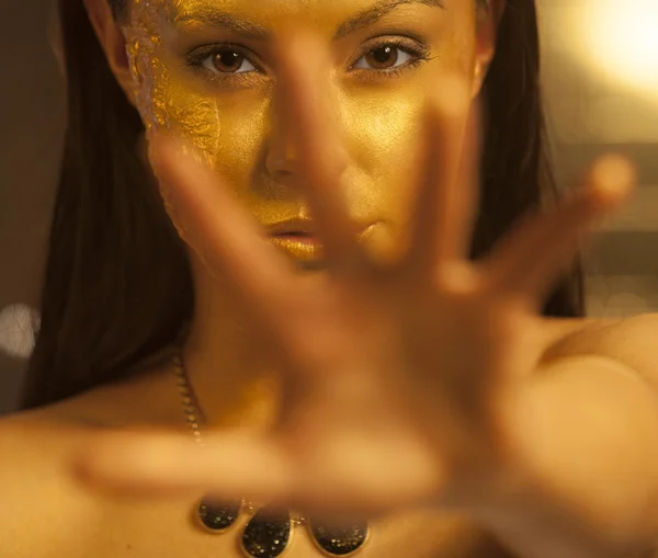 Mujer con maquillaje dorado y bodyart —  Fotos de Stock