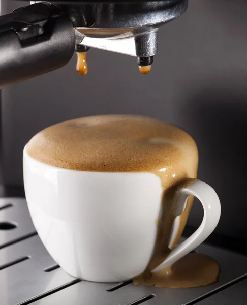 Эспрессо из кофеварки . — стоковое фото