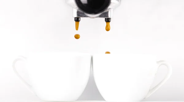 Espresso que vierte de la máquina de café . — Foto de Stock