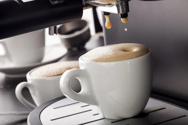 Espresso que vierte de la máquina de café . —  Fotos de Stock