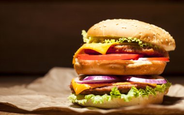 Ahşap arka plan üzerinde taze burger