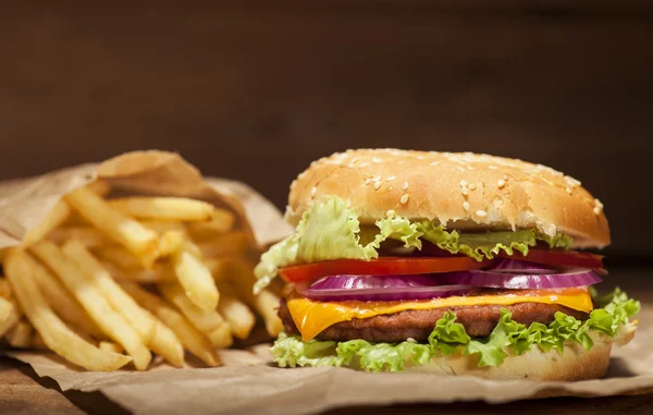 Świeży burger na drewniane tła — Zdjęcie stockowe