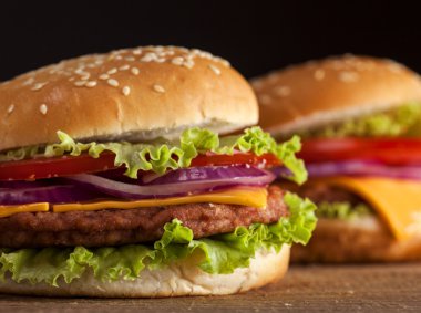 Ahşap arka plan üzerinde taze hamburger