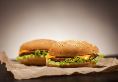 Kahverengi zemin üzerine taze hamburger