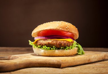 Ahşap arka plan üzerinde taze burger