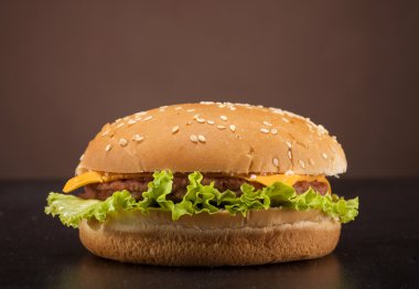 Kahverengi zemin üzerine taze burger