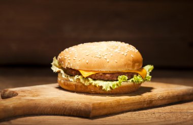 Ahşap arka plan üzerinde taze burger