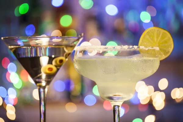 Glasses of margarita and martini cocktails — Stock Photo, Image