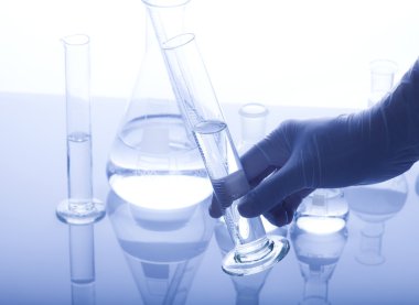 Beyaz ve mavi arkaplanda test tüpleri.