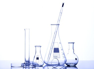 Beyaz ve mavi arkaplanda test tüpleri.