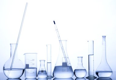 Beyaz ve mavi arkaplanda test tüpleri.