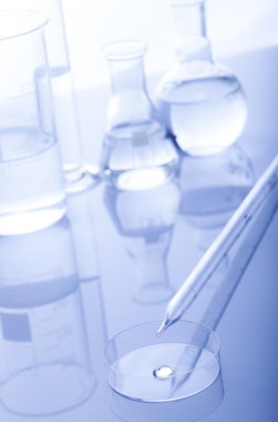 Beyaz ve mavi arkaplanda test tüpleri.