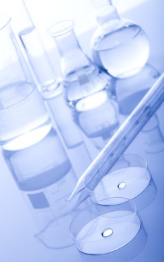 Beyaz ve mavi arkaplanda test tüpleri.