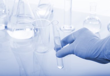 Beyaz ve mavi arkaplanda test tüpleri.