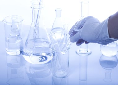 Beyaz ve mavi arkaplanda test tüpleri.