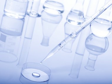 Beyaz ve mavi arkaplanda test tüpleri.