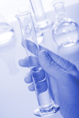 Beyaz ve mavi arkaplanda test tüpleri.