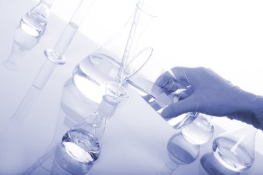 Beyaz ve mavi arkaplanda test tüpleri.