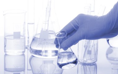 Beyaz ve mavi arkaplanda test tüpleri.