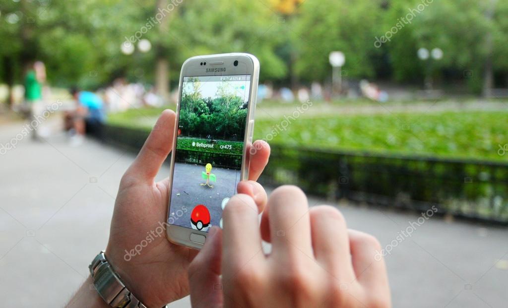 Pokemon GO gamers – Stock Editorial Photo © NikiLitov #120527444