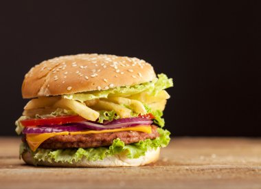 Ahşap arka plan üzerinde taze burger