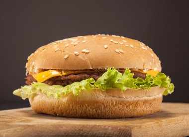 Kahverengi zemin üzerine taze burger