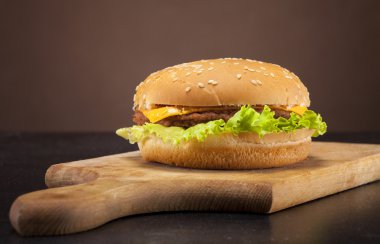 Kahverengi zemin üzerine taze burger