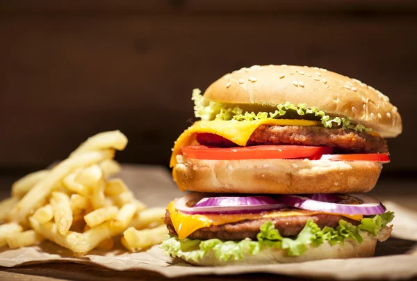 Hamburguesa fresca sobre fondo de madera — Foto de Stock